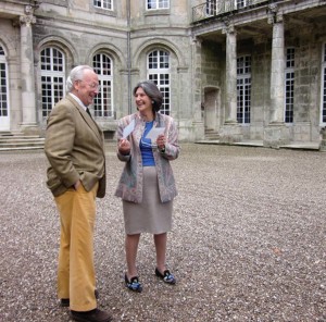 La Princesse de Beauvau-Craon chats with Trust Treasurer Chuck Akre from Hume, Virginia, before she invites Trust members into her beautiful family home, Château d’Haroué, c. 1720.