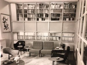 Figure 1. Winterthur’s library with a complete midcentury modern interior in 1967.