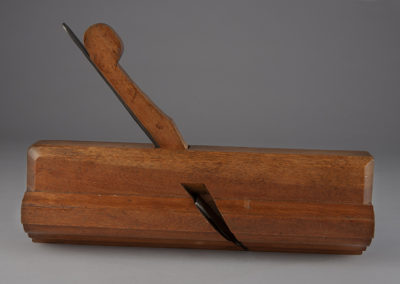 Molding planes of varying styles were main types of plane produced by Cesar Chelor. Cesar Chelor, Reverse Ogee / Astragal Molding Plane (NC-886), c. 1753-1784, Wrentham, MA. Wood, iron, and steel. The Colonial Williamsburg Foundation. Bequest of David V. Englund. 2016-357.]