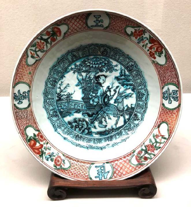Anonymous, Dish with a Daoist Figure and Deer, Ming dynasty (17th century), Zhangzhou-type porcelain with overglaze enamels, Osaka Museum of Oriental Ceramics