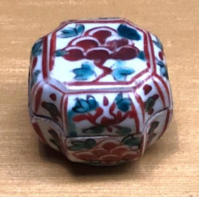 Anonymous, Incense Box with Floral Patterns, Ming dynasty (17th century), Zhangzhou-type porcelain with overglaze enamels, Tokyo National Museum