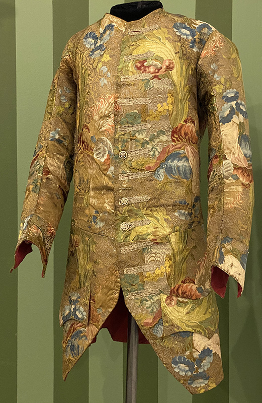 BELTRÁN-RUBIO: Cassock, c. 18th century. Silk and metallic thread. Colección Museo de la Independencia Casa del Florero, 3107.