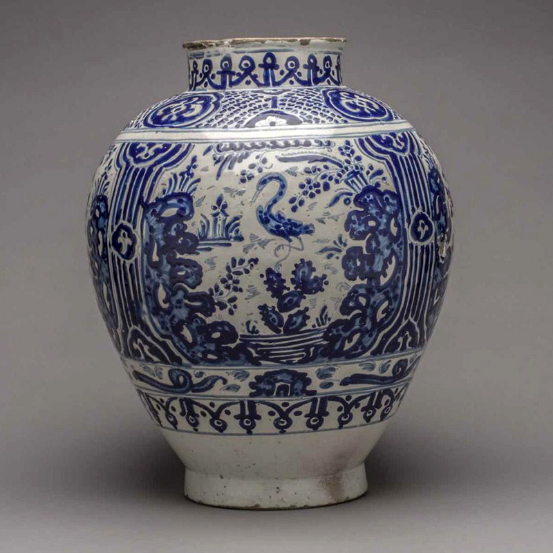 Figure 1. Ming-Style Blue and White Jar with Bird on Cactus, c. 1700, México. Tin-glazed earthenware. Hispanic Society of America, Museum Acquisition Fund, 2008, LE2254.