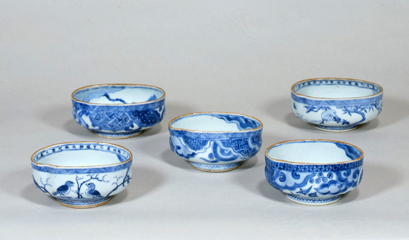 Clog-Shaped Dishes (a set of five), Ming dynasty (17th century), Jingdezhen-type porcelain. Tokyo National Museum.