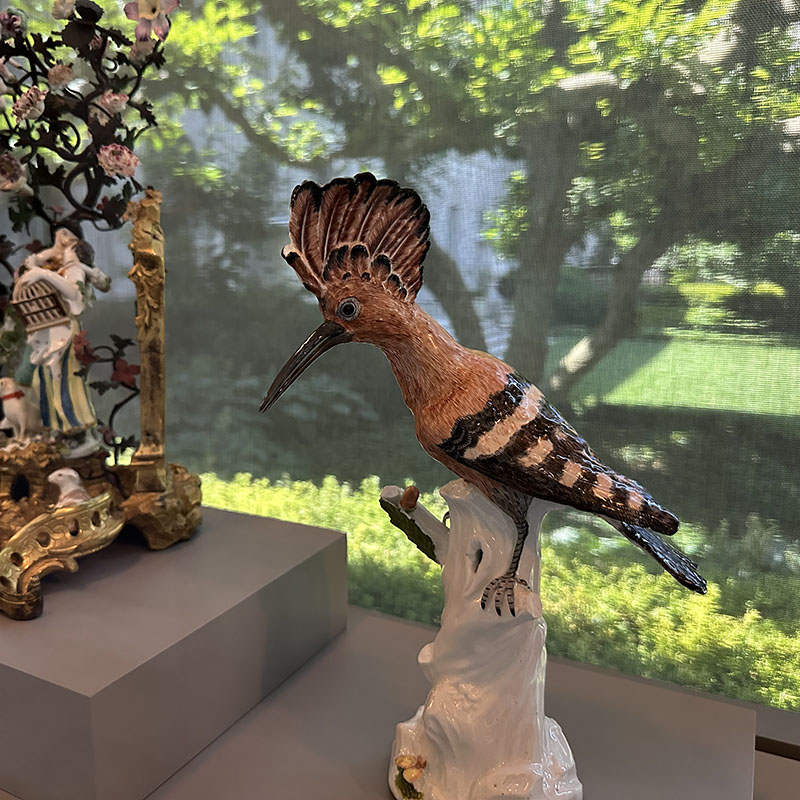 Johann Joachim Kändler, one of a Pair of Wiedehopf (Hoopoes) on tree trunks, 1736, Meissen Porcelain Manufactory, Germany. Hard-paste porcelain. The Frick Collection, gift of Henry H. Arnhold, 2019, 2016.9.20.