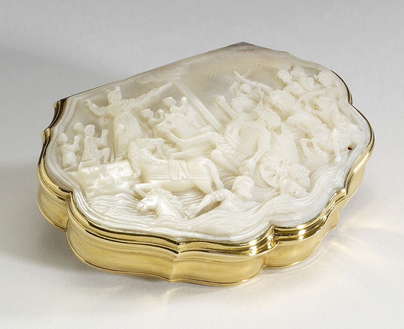Figure 2. Cartouche-shaped snuffbox, early 18th century, The Netherlands. Gold, mother-of-pearl. Walters Art Museum, Baltimore, 57.107.