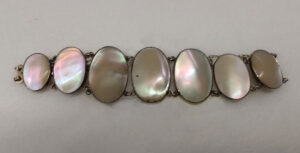 Figure 3. Wedding bracelet, c. 1783, England. Gold, mother-of-pearl. Museum of Fine Arts, Boston, 13.586e. Photo by author.