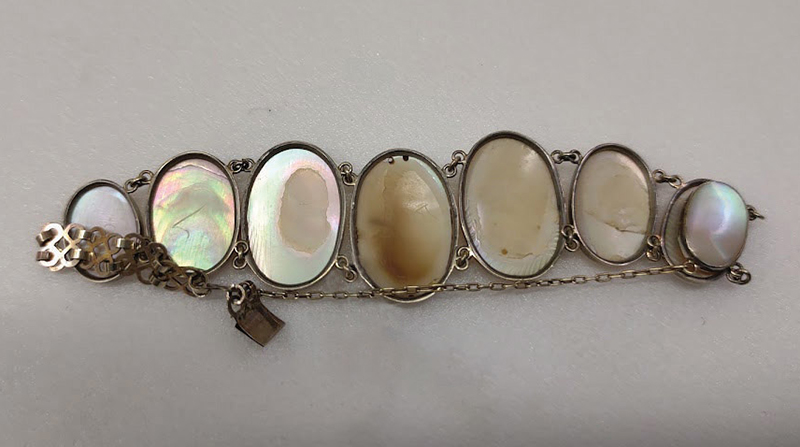 Figure 4. Obverse of Wedding bracelet, c. 1783, England. Gold, mother-of-pearl. Museum of Fine Arts, Boston, 13.586e. Photo by author.