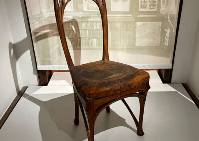 Guimard Walnut Side Chair in 𝘏𝘰𝘸 𝘗𝘢𝘳𝘪𝘴 𝘎𝘰𝘵 𝘐𝘵𝘴 𝘊𝘶𝘳𝘷𝘦𝘴.