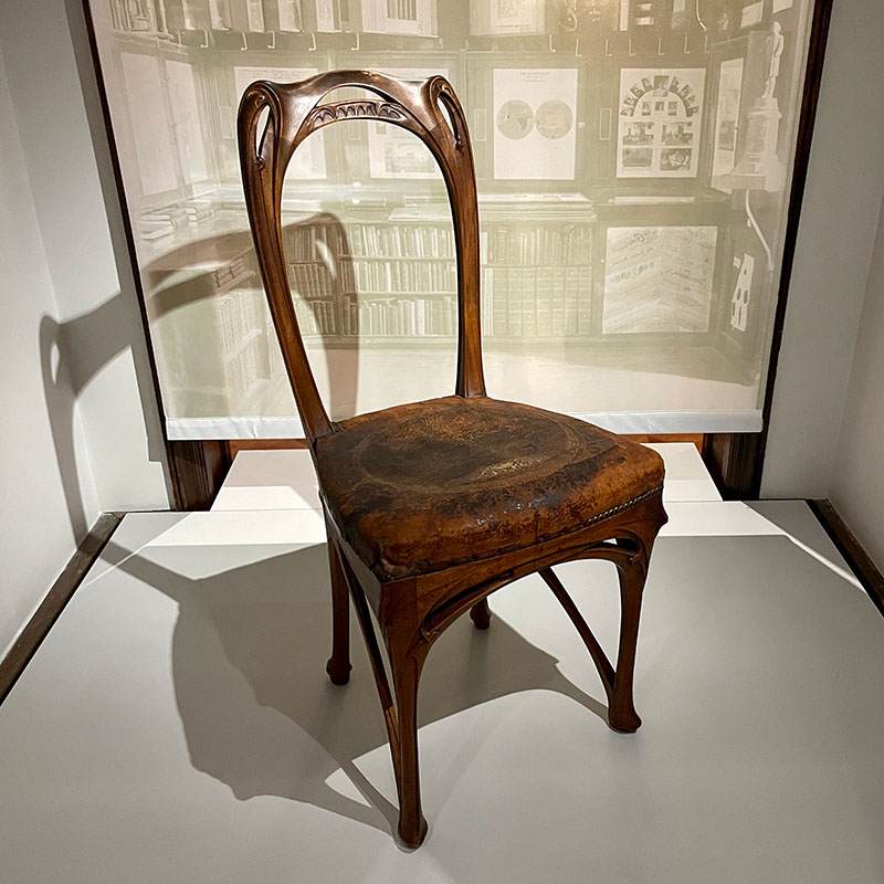 Guimard Walnut Side Chair in 𝘏𝘰𝘸 𝘗𝘢𝘳𝘪𝘴 𝘎𝘰𝘵 𝘐𝘵𝘴 𝘊𝘶𝘳𝘷𝘦𝘴.