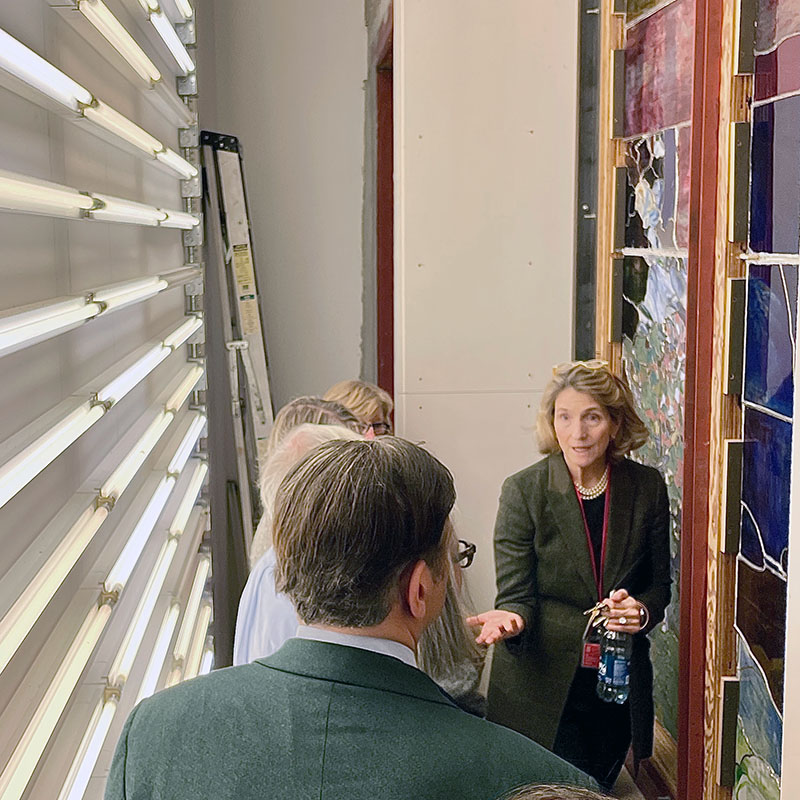 Trust Members examine production practice on Tiffany’s 𝘈𝘶𝘵𝘶𝘮𝘯 𝘓𝘢𝘯𝘥𝘴𝘤𝘢𝘱𝘦 from rear with curator Alice Cooney Frelinghuysen.