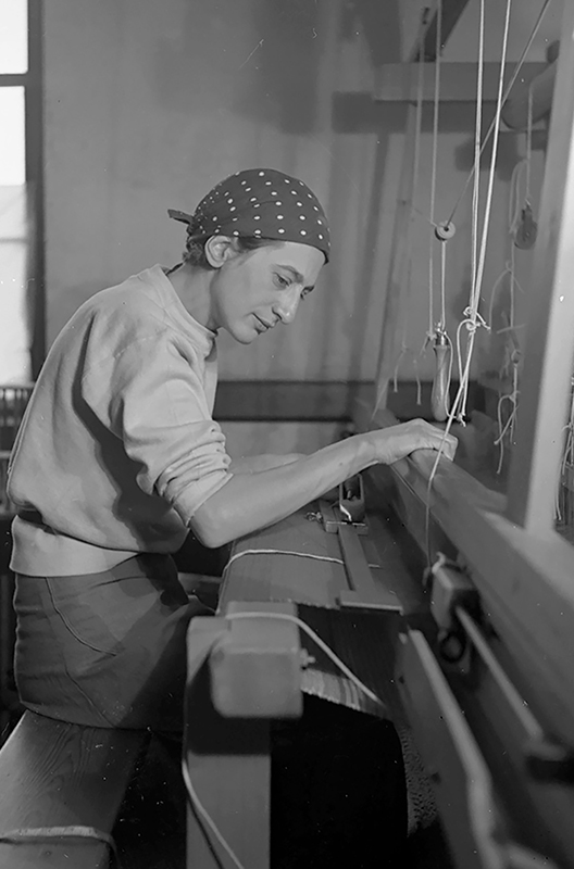 𝘞𝘰𝘮𝘦𝘯 𝘪𝘯 𝘋𝘦𝘴𝘪𝘨𝘯 offers a concise survey of design history’s major female figures. Anni Albers at her loom at Black Mountain College, North Carolina, 1937. Photo Helen Margaret Post. © Amon Carter Museum of American Art.