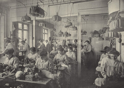 Women have always participated in design work, but the vast majority of their identities remains unknown. Charles Eggiman, photograph of a Parisian furriers’ workshop, in 𝘞𝘰𝘮𝘦𝘯 𝘪𝘯 𝘓𝘦𝘴 𝘊𝘳𝘦𝘢𝘵𝘦𝘶𝘳𝘴 𝘥𝘦 𝘭𝘢 𝘔𝘰𝘥𝘦 (𝘛𝘩𝘦 𝘊𝘳𝘦𝘢𝘵𝘰𝘳𝘴 𝘰𝘧 𝘍𝘢𝘴𝘩𝘪𝘰𝘯)(𝘞𝘰𝘳𝘭𝘥 𝘰𝘧 𝘈𝘳𝘵) (1910). Look and Learn/Valerie Jackson Harris Collection/Bridgeman Images.