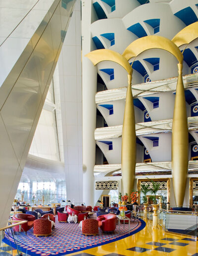 Khuan Chew, interior design of the Burj AlArab Hotel, Dubai, 1999. The Skyview Bar sits on the 27th floor, at the tip of the sail form that defines this world-class hotel. A sense of luxury is created by the vibrant color palette, glossy materials and picture windows. robertharding/Alamy Stock Photo.